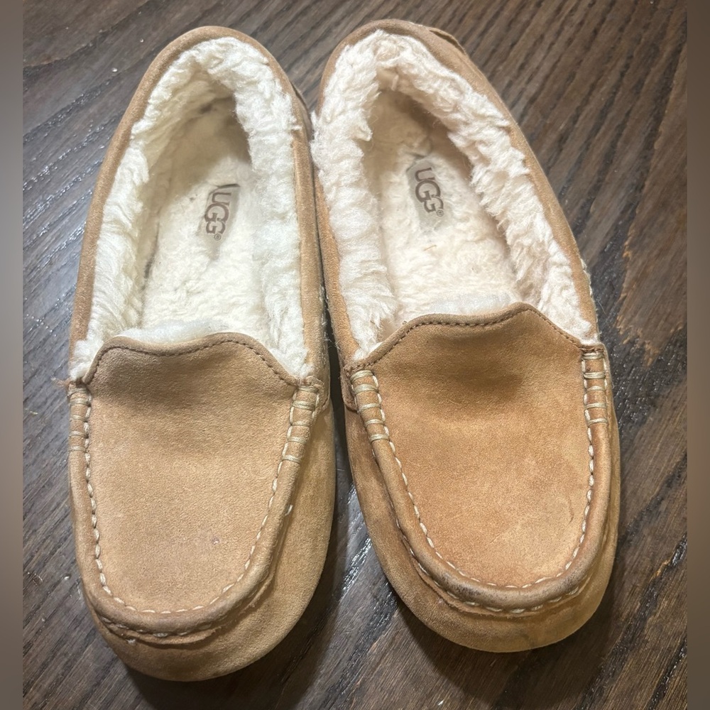 Ugg Slippers Women’s size 6